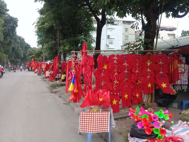 Hà Nội: Sôi động thị trường đồ cổ vũ bóng đá